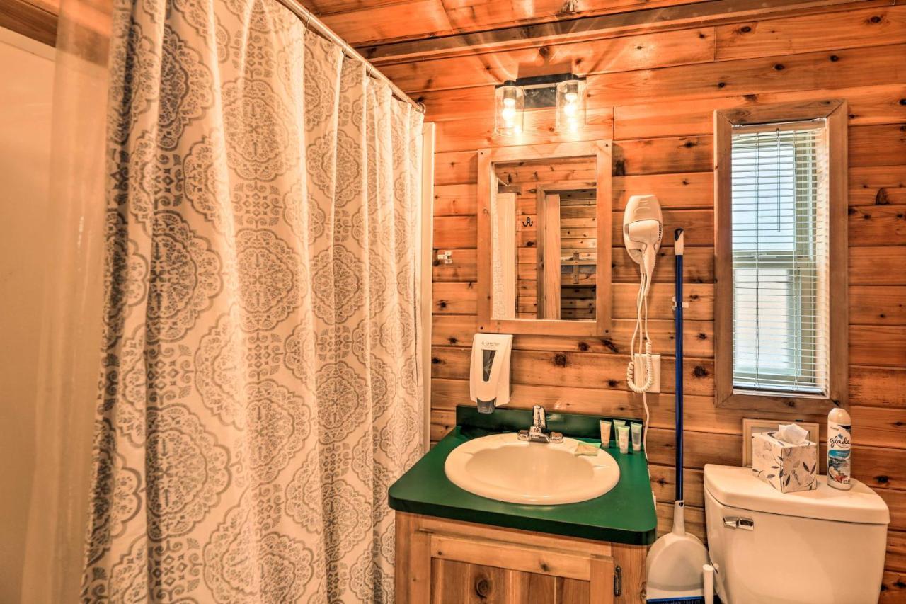 Charming New Bern Log Cabin - Pets Welcome! Exterior photo